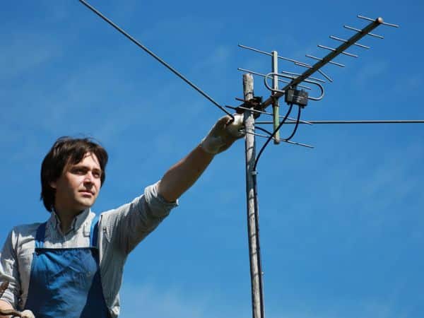 Operaio ripara antenna