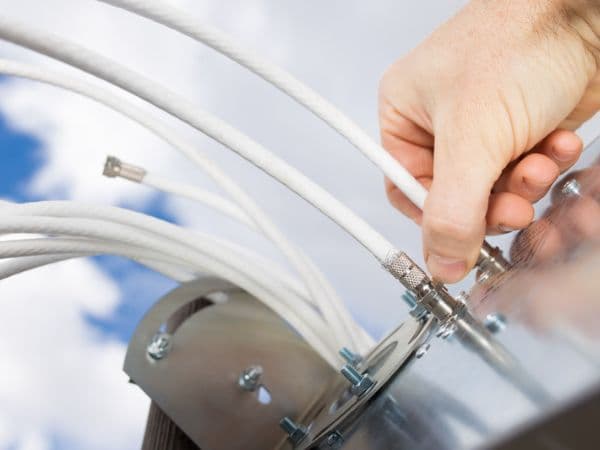 tecnico ripara guasto dell'antenna